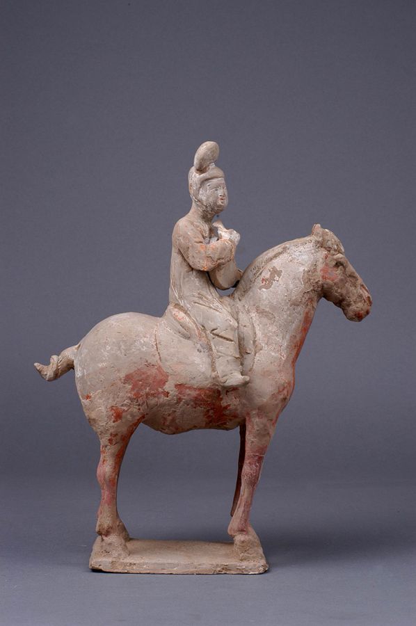 彩绘弹琵琶骑马女陶俑