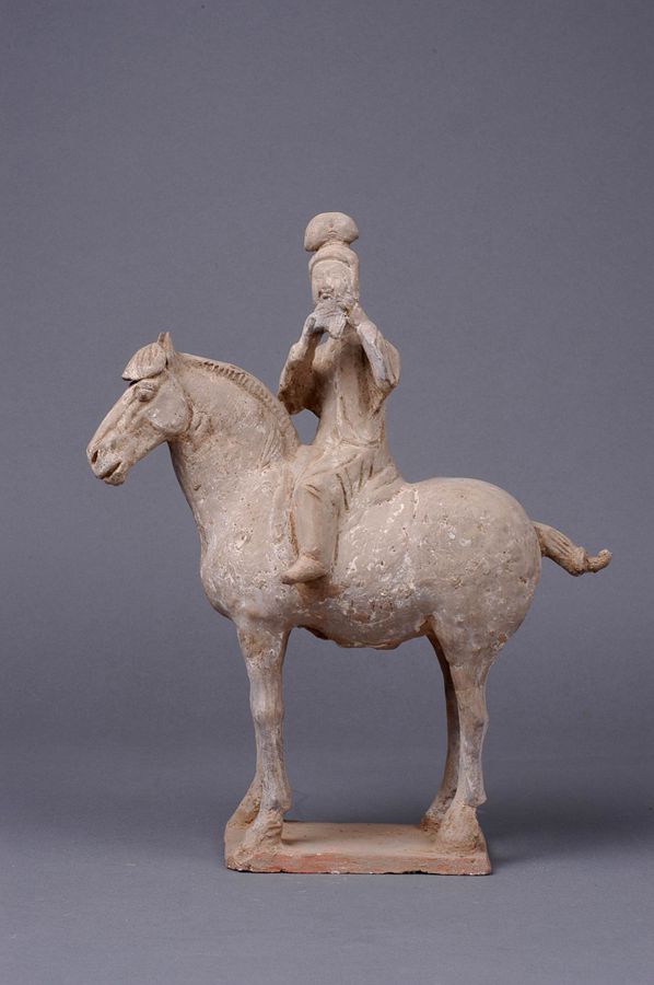 彩绘吹排箫骑马女陶俑