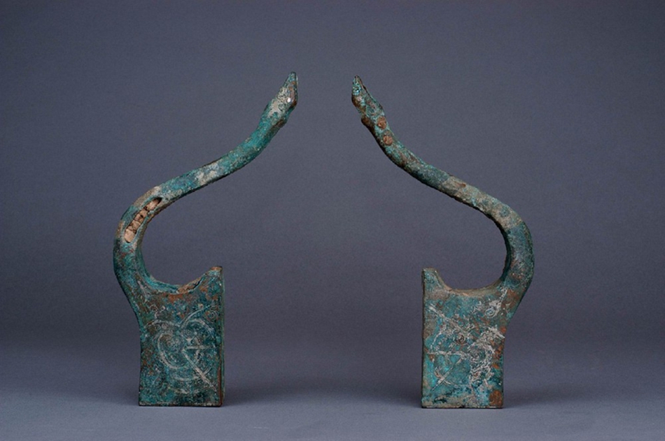 战国错银云纹承弓器